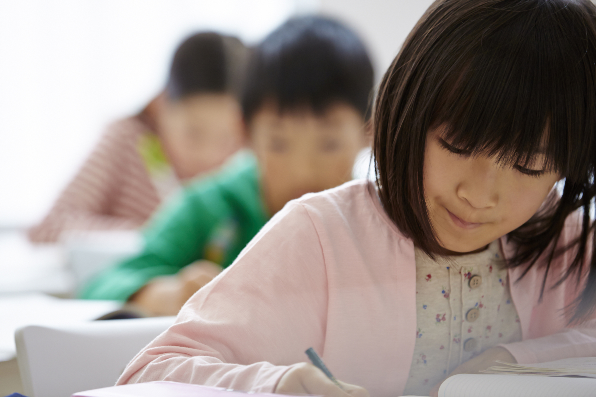 教室で生徒と向き合う教員のイメージ