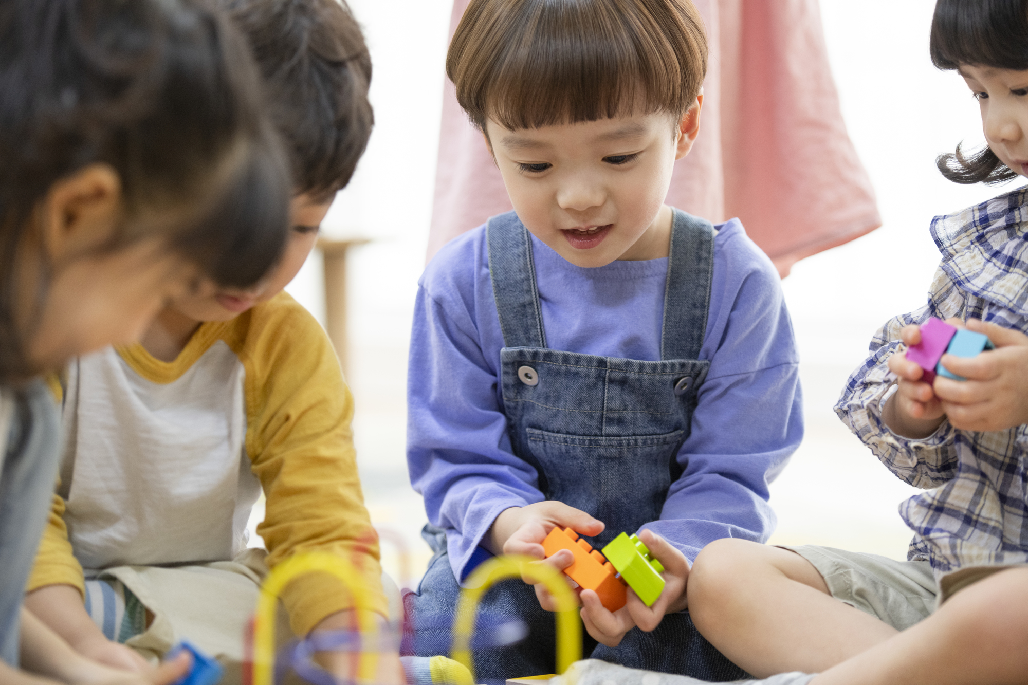子どもに寄り添う教育現場のイメージ