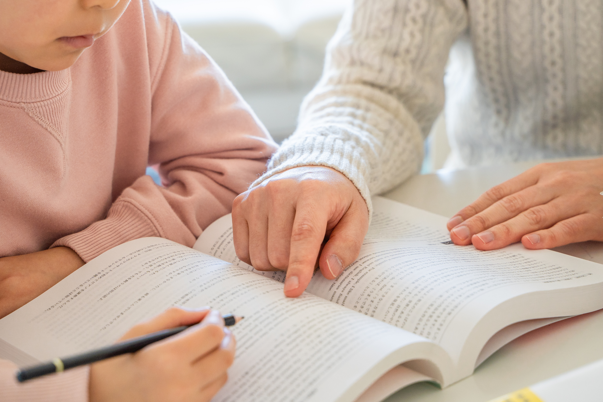自宅の机で学ぶ子どもの後ろ姿